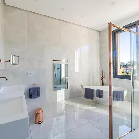 New! De Luxe Centre *