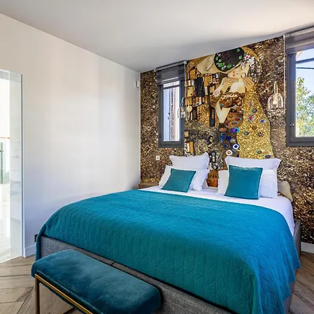 New! De Luxe Centre Villa