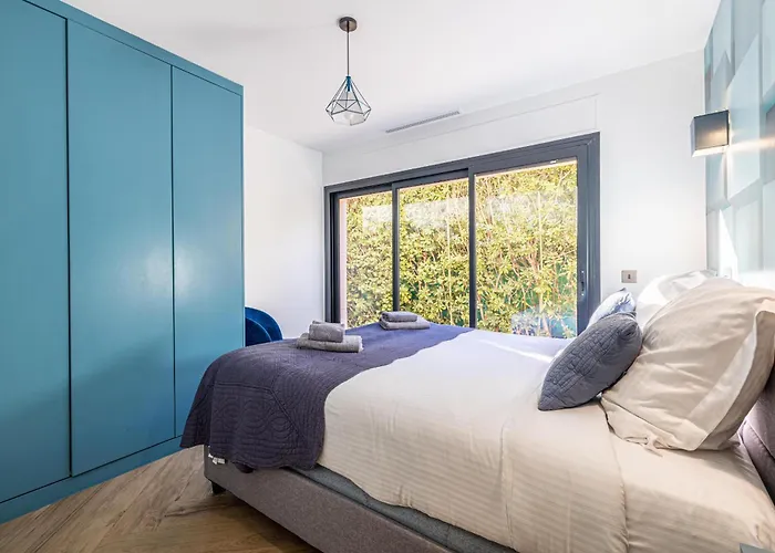 New! De Luxe Centre Villa *