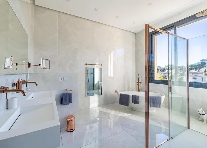 New! De Luxe Centre *