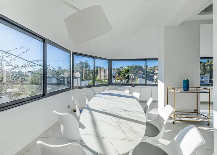 New! De Luxe Centre *