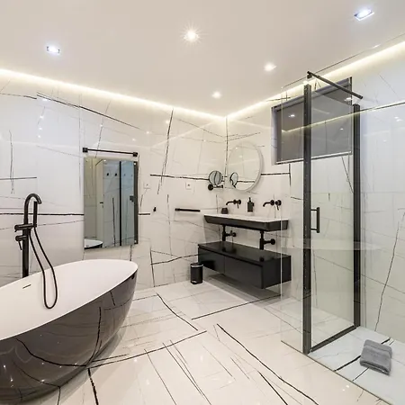 New! De Luxe Centre Villa