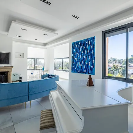 New! De Luxe Centre Villa